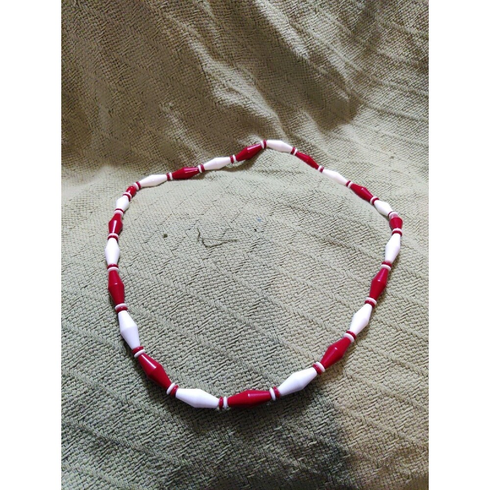 Avon Classic Lines red/white Necklace